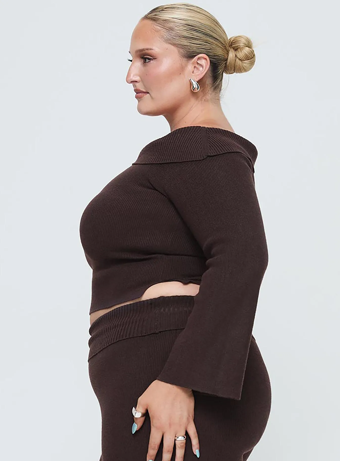 Sina Off The Shoulder Top Chocolate Curve