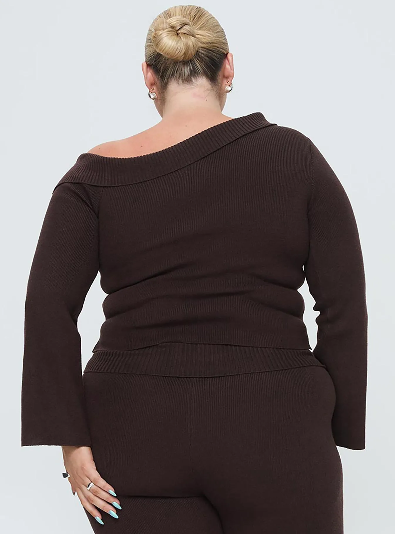 Sina Off The Shoulder Top Chocolate Curve